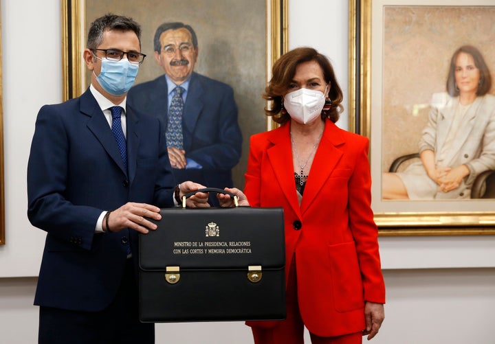 El nuevo ministro de la Presidencia, Relaciones con las Cortes y Memoria Democrática, Félix Bolaños, recibe la cartera ministerial de manos de su antecesora en el cargo, Carmen Calvo, en un acto celebrado este lunes en Moncloa.
