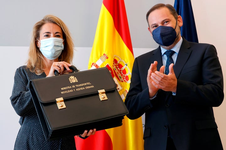 La nueva ministra de Transporte, Movilidad y Agenda Urbana, Raquel Sánchez asume el cargo y recibe la cartera de manos de su antecesor, José Luis Ábalos.