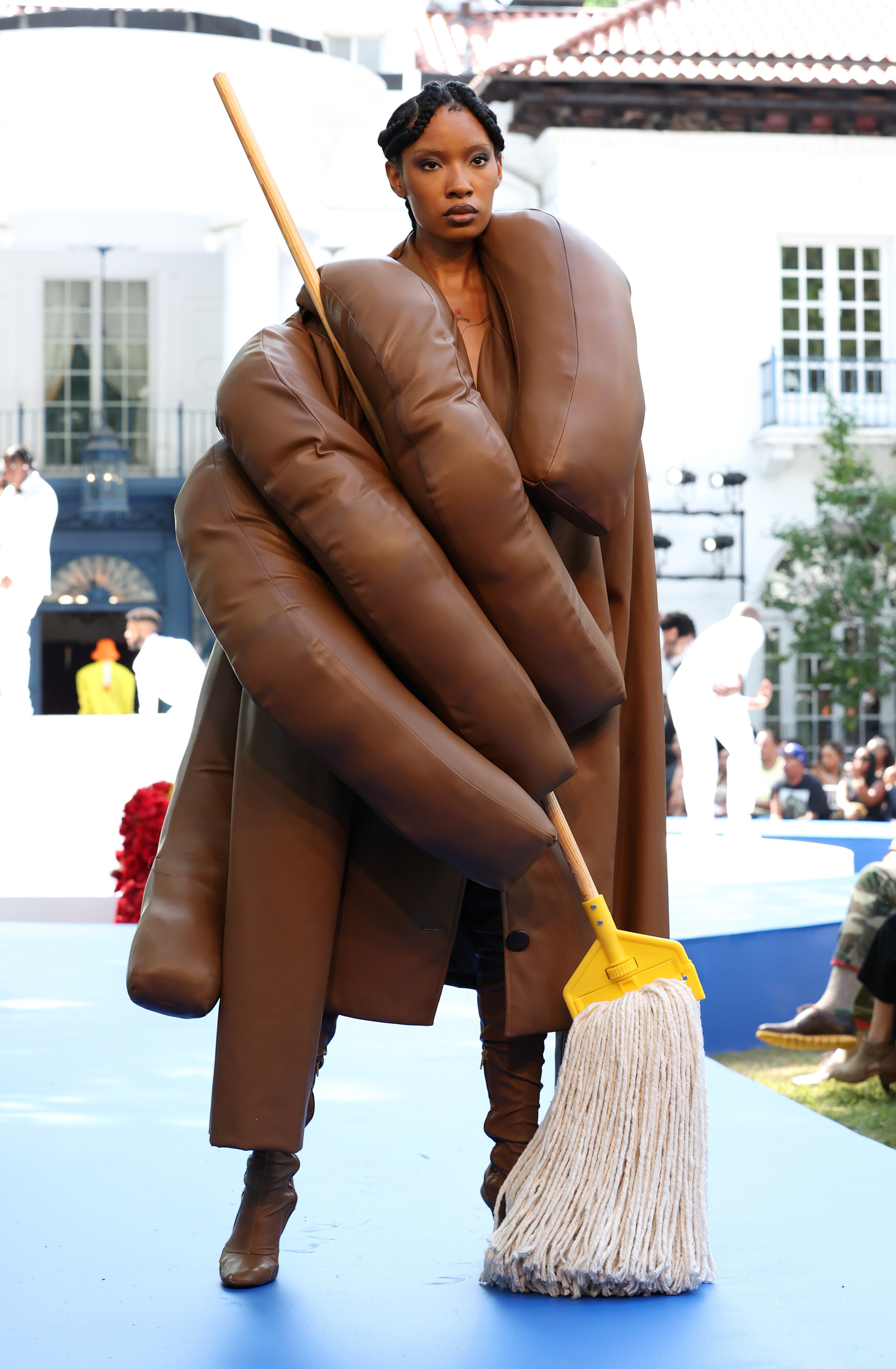 Kerby Jean-Raymond fait passer un message avec cette robe en forme de main tenant une serpillère