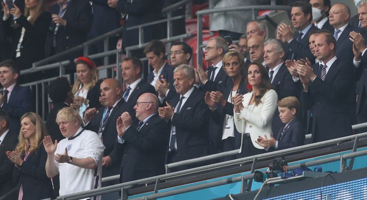 Λονδίνο, 11 Ιουλίου 2021. Το πρωθυπουργικό ζεύγος και το πριγκιπικό ζεύγος διακρίνονται στην κερκίδα, όπου παρακολουθούν τον τελικό στο EURO 2020 ανάμεσα στις εθνικές ομάδες της Αγγλίας και της Ιταλίας. (Photo by CARL RECINE / POOL / AFP) (Photo by CARL RECINE/POOL/AFP via Getty Images)