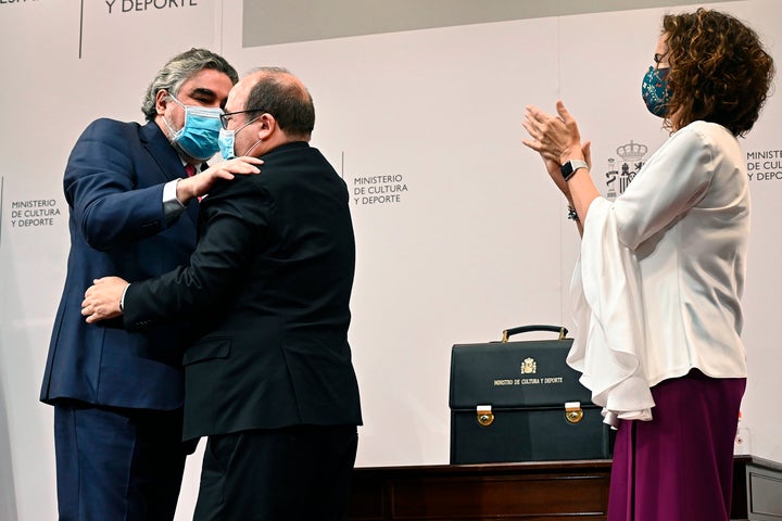 El nuevo ministro de Cultura y Deportes, Miquel Iceta (c), recibe la cartera ministerial de manos de su antecesor, José Manuel Rodríguez Uribes (i), en presencia de la ministra de Hacienda, María Jesús Montero, en un acto celebrado este lunes en Madrid. EFE/Luca Piergiovanni