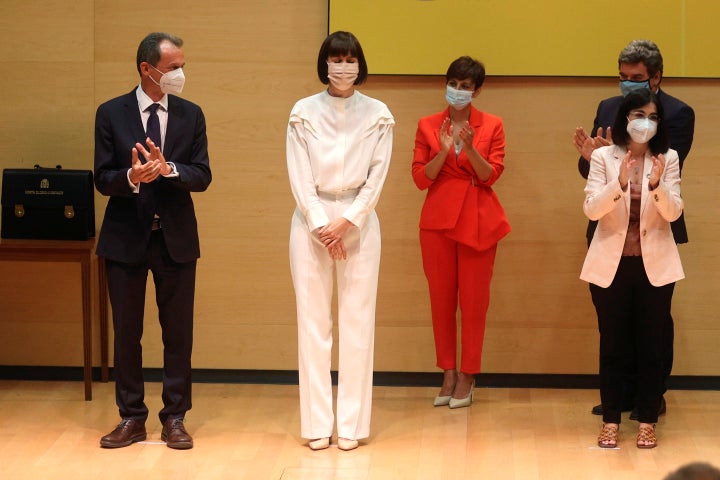 La ministra de Política Territorial y portavoz del Gobierno Isabel Rodríguez (3d), la ministra de Sanidad Carolina Darias (d), el ministro de Seguridad Social, Inclusión y Migraciones José Luis Escrivá (2d), y el exministro de Ciencia e Innovación Pedro Duque (i) aplauden durante el acto en el que la nueva ministra de Ciencia e Innovación, Diana Morant, asume el cargo y recibe cartera este lunes en Madrid. EFE/ Rodrigo Jiménez