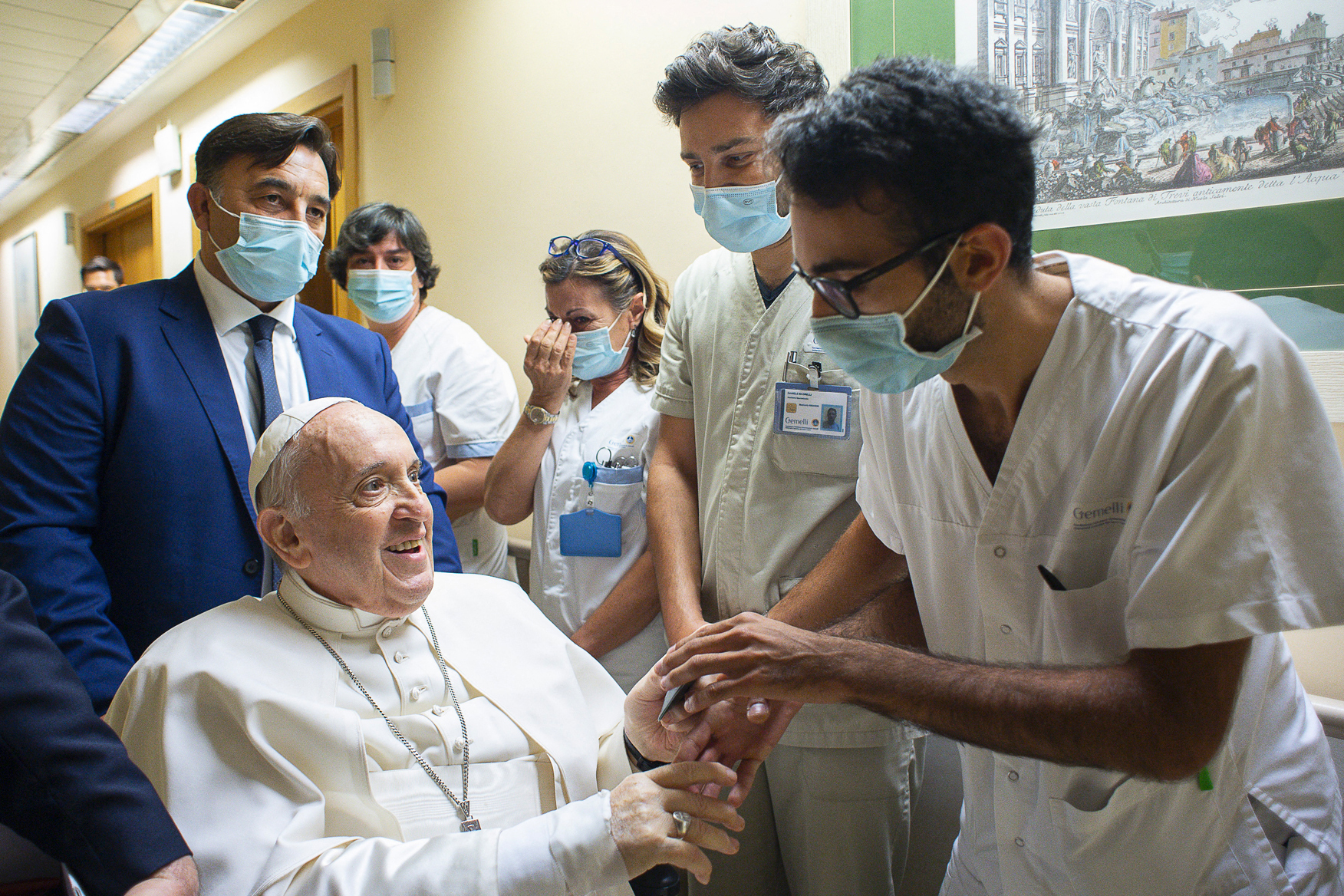 Le pape François restera "encore quelques jours" à l'hôpital