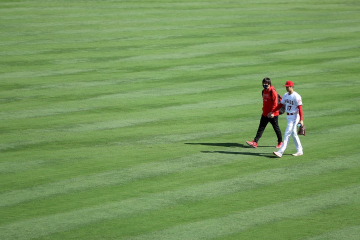 試合前の大谷選手と水原さん。