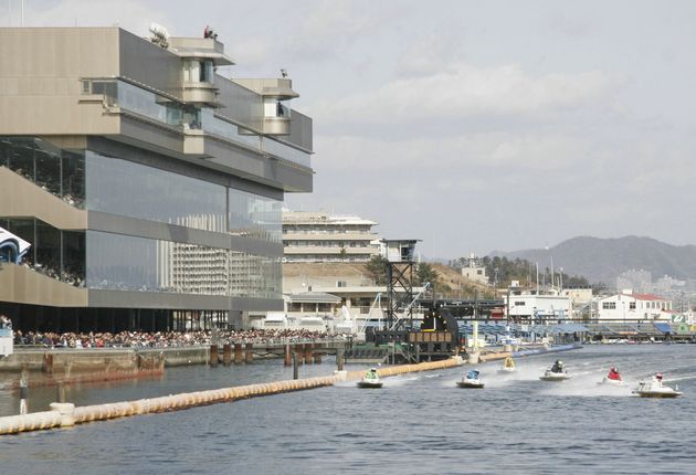 広島・大野町の宮島競艇場＝2005年01月30日撮影