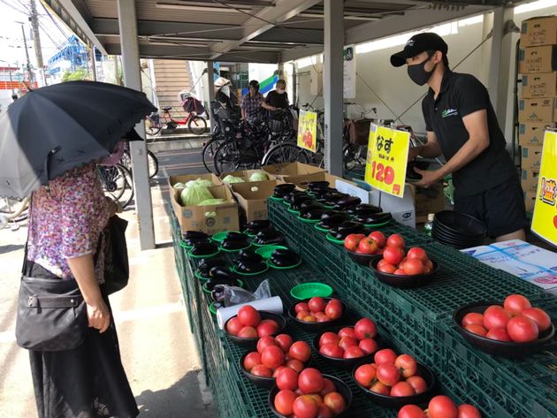 スーパーで接客をする野田さん