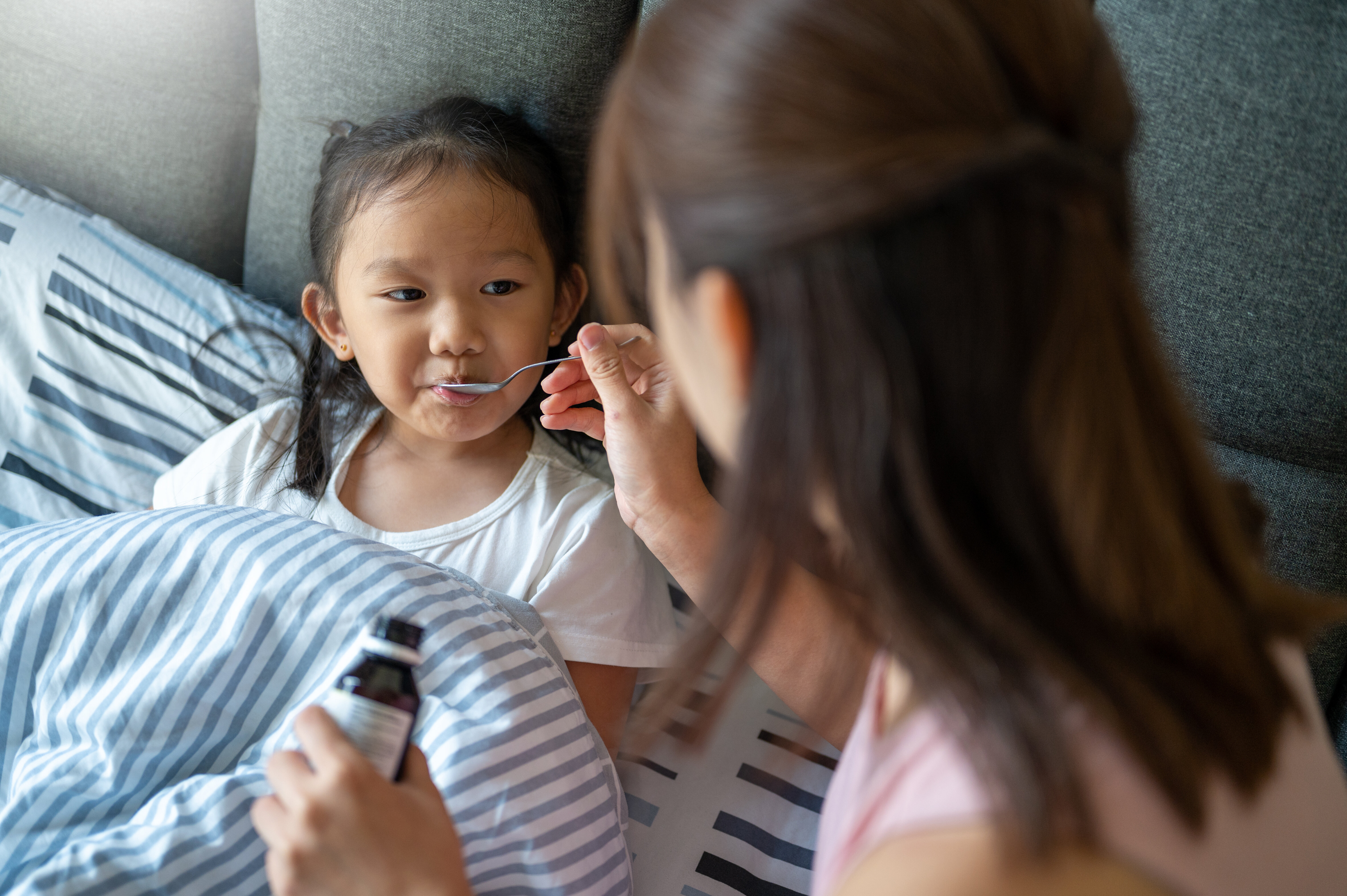 Trop de médicaments prescrits aux enfants en France, selon une étude