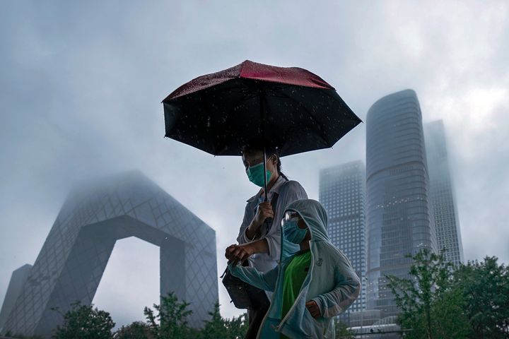 12 Ioυλίου 2021. Μία συνηθισμένη - όχι απαραίτητα συννεφιασμένη - ημέρα στο Πεκίνο. (AP Photo/Andy Wong)