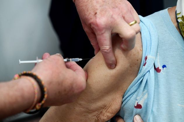 covid macron annonce une nouvelle dose de vaccin pour les premiers vaccines le huffpost