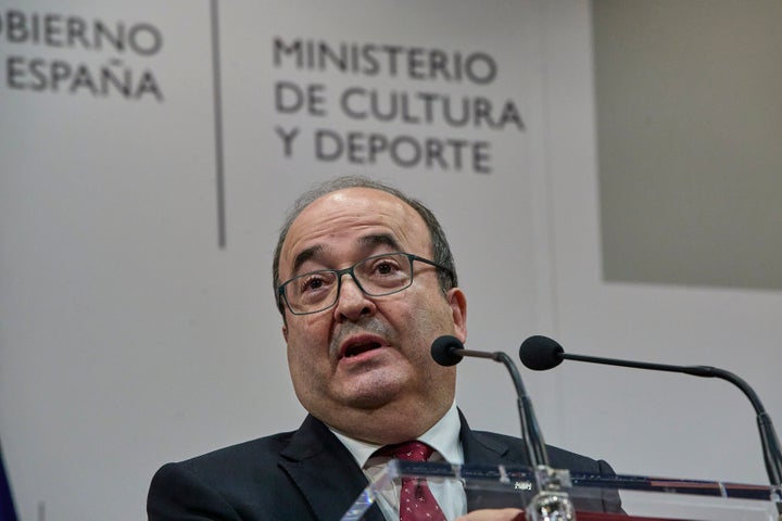 El nuevo ministro de Cultura y Deporte, Miquel Iceta, en intercambio de carteras de este lunes.