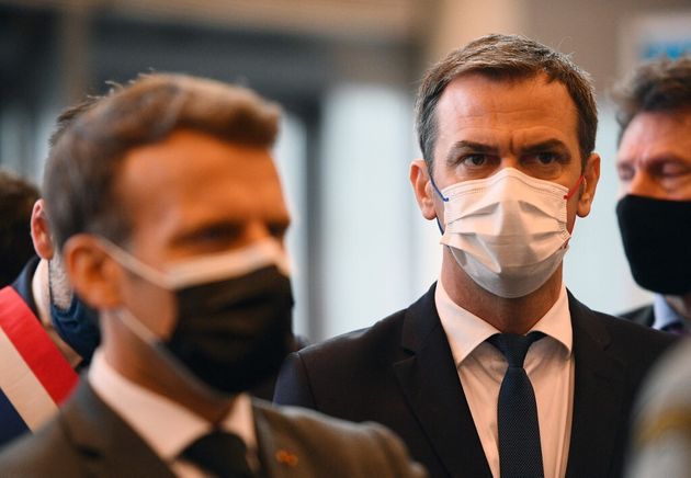 Photo d'illustration prise en mai 2021 avec Emmanuel Macron et Olivier Véran.