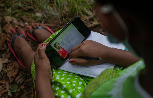 Σρι Λάνκα: Εκεί που η τηλεκπαίδευση γίνεται πάνω σε δέντρα και δίπλα σε