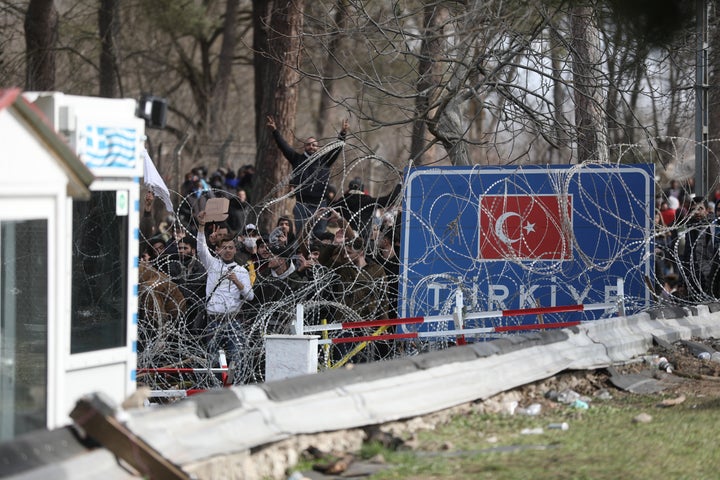 Συγκέντρωση προσφύγων και μεταναστών,στα ελληνοτουρκικά σύνορα και οι οποίοι επιχειρούν να περάσουν στην Ελλάδα από το τελωνειακό πέρασμα στις Καστανιές Έβρου, την Καθ. Δευτέρα 2 Μαρτίου 2020