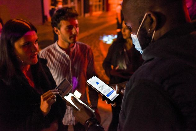 L’épisode de la boite de nuit au Pays-Bas où au moins 180 personnes furent contaminées début juillet en une soirée, malgré l’exigence de pass sanitaire, envoie un double signal. D’une part, le pass n’est pas le graal espéré, il n’empêche pas les contaminations massives. D’autre part, il pourrait en réalité favoriser des comportements plus risqués, sans gestes barrières, les personnes se croyant protégées par le-dit pass.