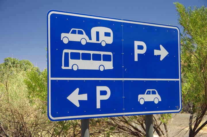 Señales de aparcamiento de autocaravanas y remolques y vehículos.