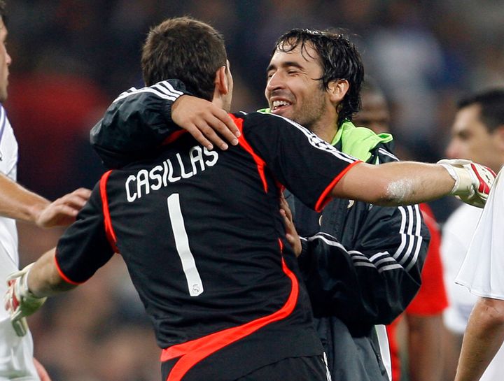 24 Oκτωβρίου 2007. Ραούλ και Κασίγιας αγκαλιά μετά από νίκη στο Τσάμπιονς Λιγκ στο Μπερναμπέου με αντίπαλο τον Ολυμπιακό. REUTERS/Andrea Comas(SPAIN)