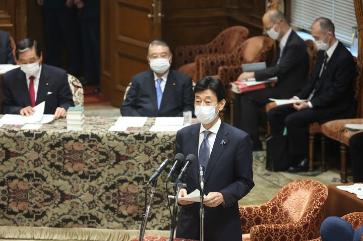 7月8日午後、衆院議院運営委員会で、東京都に緊急事態宣言を発令する方針と、「まん延防止等重点措置」について事前報告する西村康稔経済再生担当相（中央）