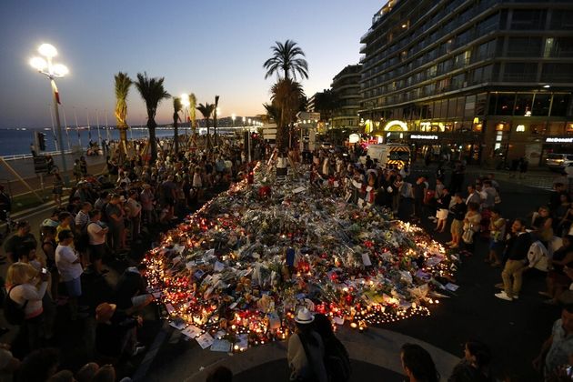 Le 17 juillet 2016, trois jours après l'attentat de Nice, des milliers de personnes se réunissaient pour rendre hommage aux victimes.