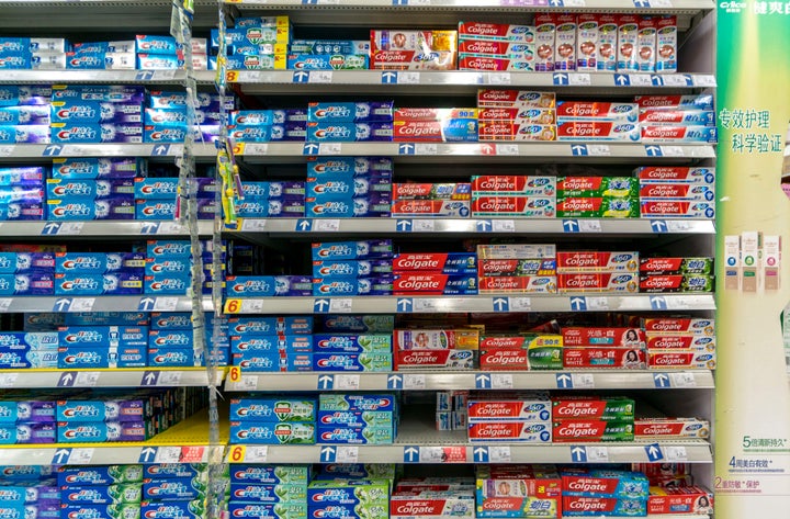 Pastas de dientes en un supermercado.