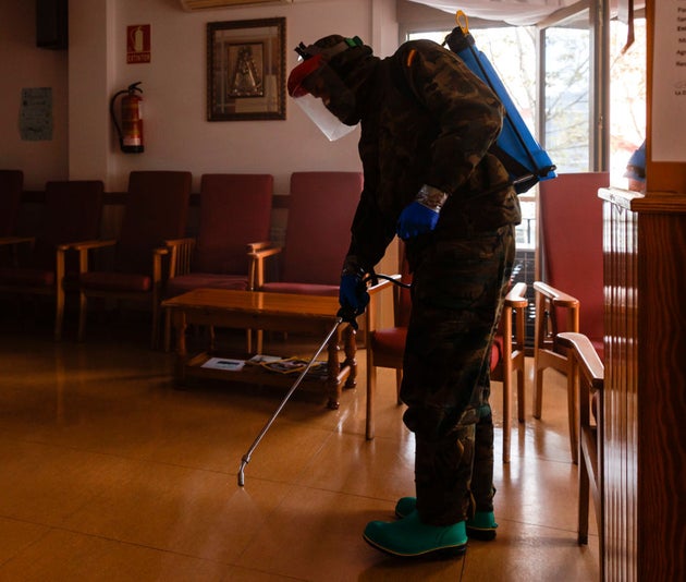 Un militar desinfecta la residencia San Miguel Arcángel de