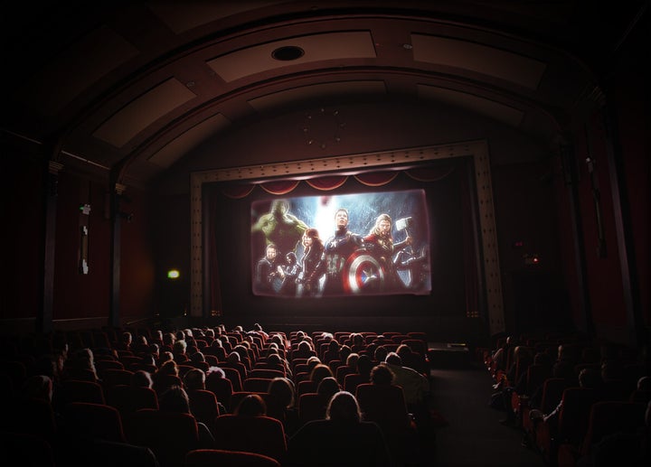 Una sala de cine con 'Los vengadores' en pantalla.