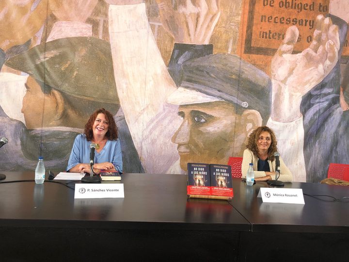 Pilar Sánchez Vicente y Mónica Rouanet, durante la presentación de 'No oigo a los niños jugar' en la Semana Negra de Gijón 2021.