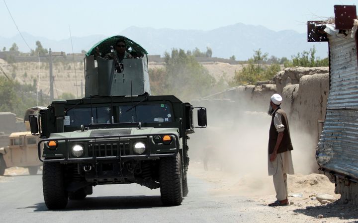 8 Ιουλίου 2021. Οπλίτες του εθνικού στρατού του Αφγανιστάν περιπολούν με θωρακισμένο όχημα μπροστά σε ένα φυλάκιο που ανέκτησαν από τους Ταλιμπάν. REUTERS/Parwiz