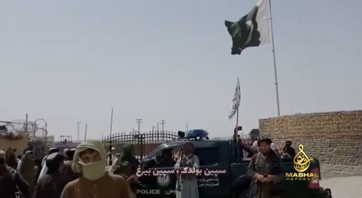 14 Ιουλίου 2021. Στη φωτογραφία που μοίρασαν οι Ταλιμπάν, διακρίνεται καθαρά η σημαία τους στη συνοριακή διάβαση ανάμεσα στις πόλεις Γουές και Τσαμάν, στα σύνορα Αφγανιστάν - Πακιστάν. TALIBAN HANDOUT via REUTERS THIS IMAGE HAS BEEN SUPPLIED BY A THIRD PARTY.