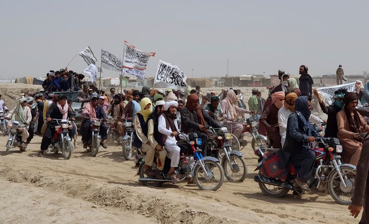14 Ιουλίου 2021. Υποστηρικτές των Ταλιμπάν υψώνουν τις ασπρόμαυρες σημαίες τους στην συνοριακή πόλη Τσαμάν. Οι Ταλιμπάν υποστηρίζουν ότι έχουν θέσει υπό τον έλεγχό τους τη συνοριακή διάβαση Σπιν Μπολντάκ - ένα στρατηγικό σημείο στα σύνορα με το Πακιστάν. (AP Photo/Tariq Achkzai)