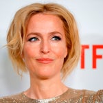 「胸がおへそまでたれてもいい」ジリアン・アンダーソン、ブラジャーをやめたと明かす