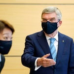 バッハ会長に「お前はウソつきだ！」と罵声。小池都知事との記念撮影でハプニング