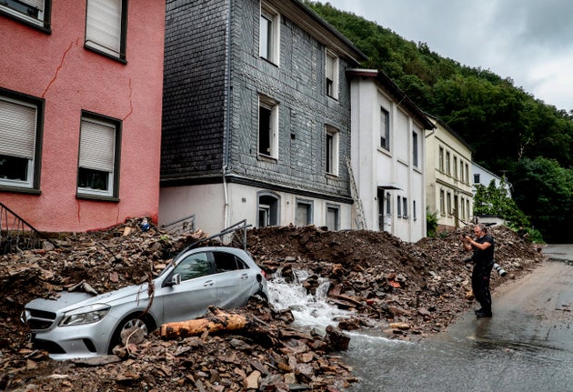 Escombros de los edificios sobre un coche en la localidad germana de