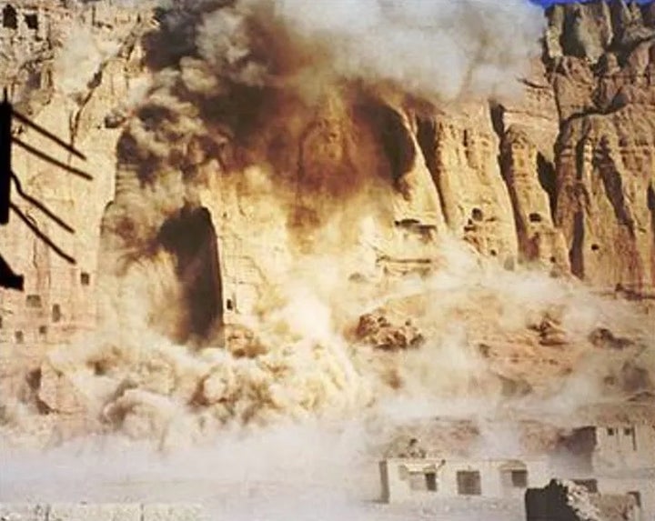 Imagen del momento de la destrucción de los Budas de Bamiyán el 21 de marzo de 2001 tomadas de la CNN.