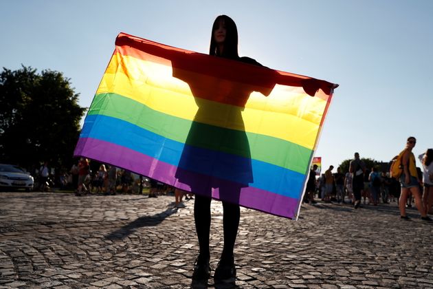 Un drapeau LGBT est brandi devant le palais présidentiel à Budapest après le vote d'une loi anti-LGBT en Hongrie, le 16 juin 2021.