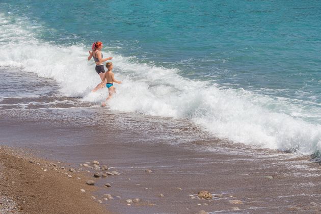 Se baigner dans un lac, une rivière, ou dans les vagues de l’océan est très différent de la pratique de la natation en piscine. Dans ces milieux naturels, nous nous exposons, souvent sans le savoir, à des risques propres à leur nature même. Parmi ces dangers figurent les courants d’arrachement, trop souvent sous-estimés par les a href=