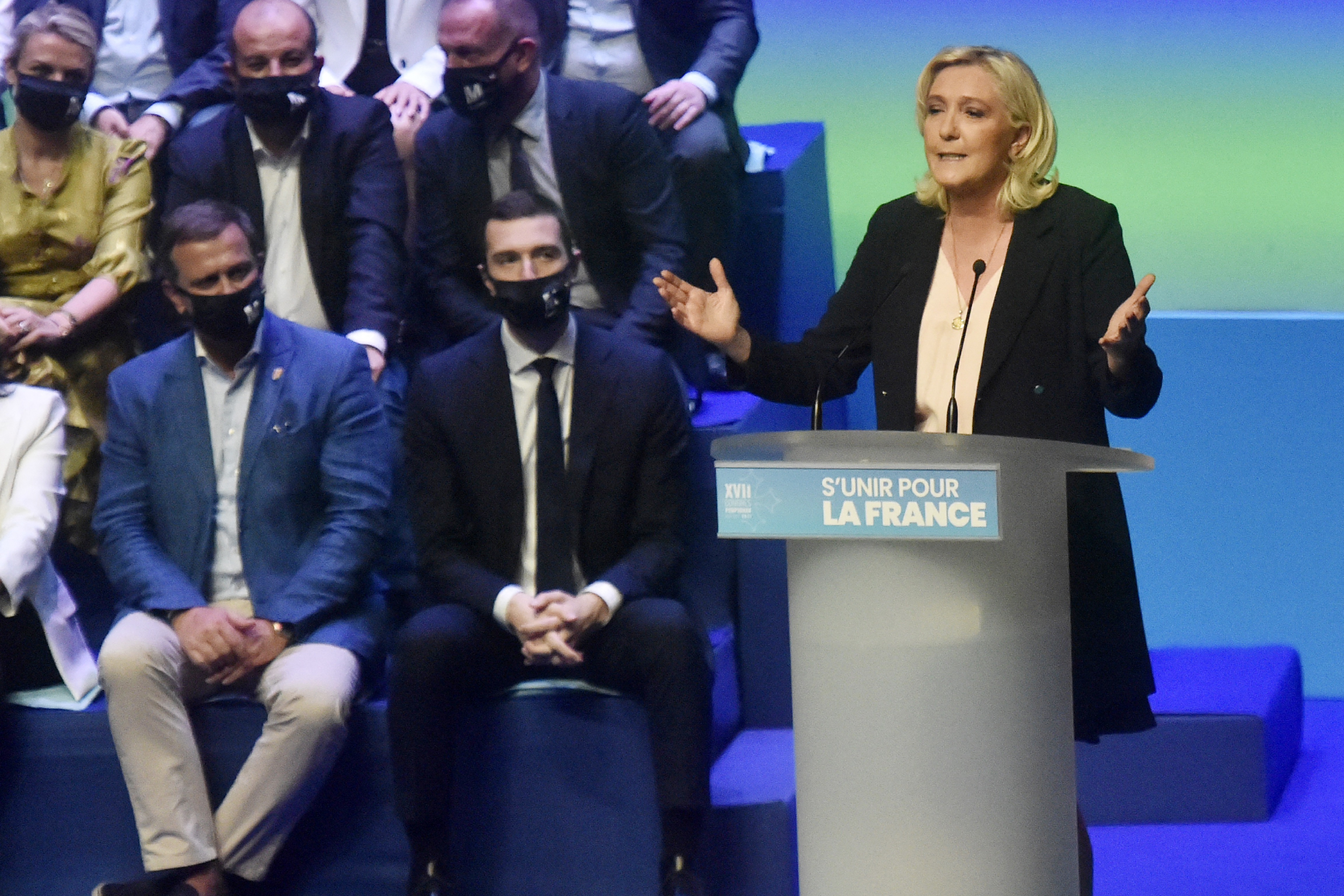 Contre le pass sanitaire, Le Pen applaudit cette tribune de Bellamy