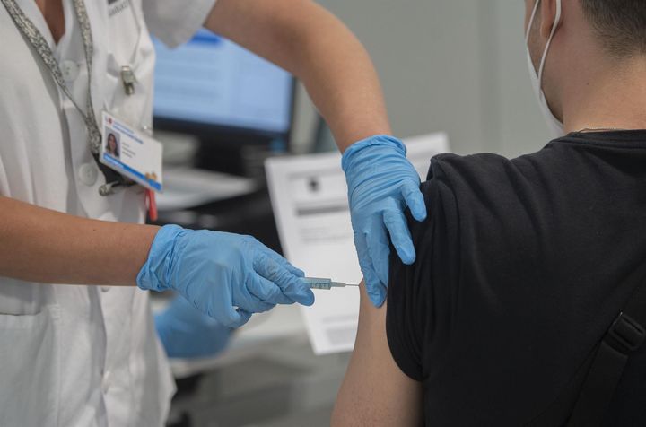 Un joven recibe la primera dosis de la vacuna contra la covid-19 en el Hospital Zendal, en Madrid.