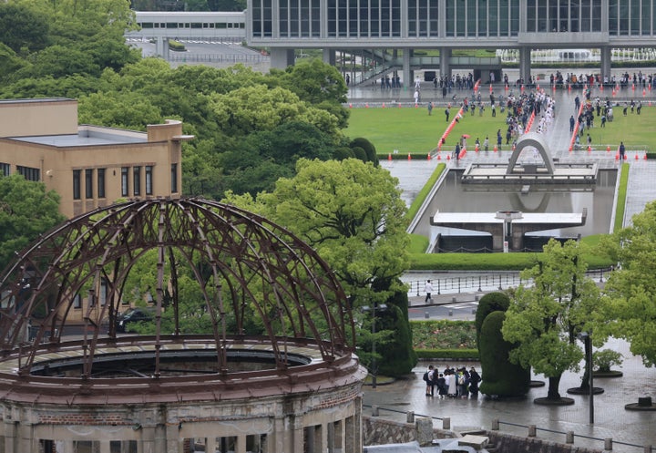 公道での聖火リレーが中止となった広島県では、無観客の平和記念公園でランナーによる点火セレモニーが行われた（右上）＝5月17日、広島市中区