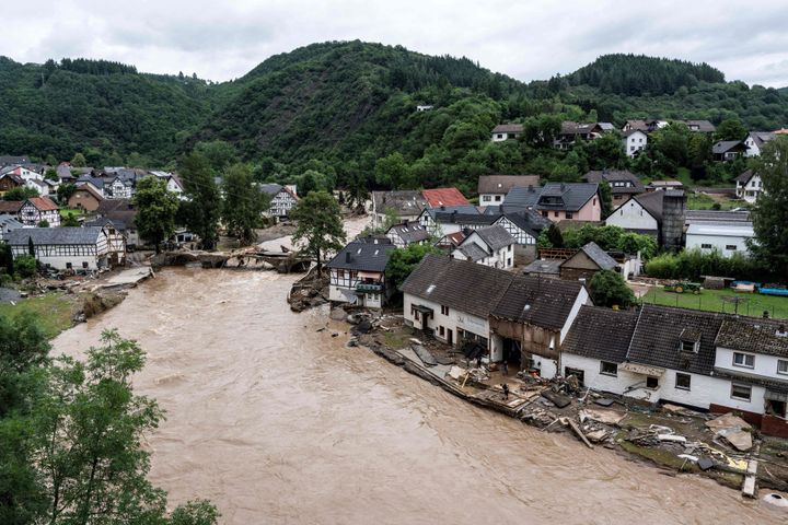 Une vue générale montre des maisons détruites le long de la rivière Ahr dans la municipalité de Schuld près de Bad Neuenahr, dans l'ouest de l'Allemagne, o