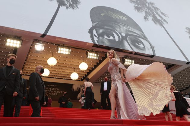 Le mannequin Polina Nioly Pushkareva sur les marches du Palais des Festivals à Cannes, le 12 juillet 2021 (photo d'illustration)