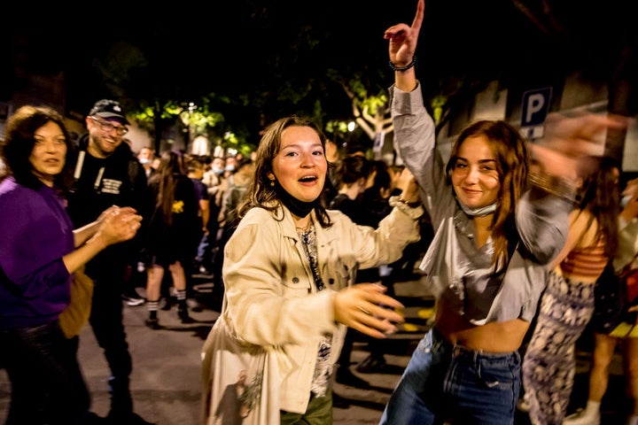 Celebración del fin del toque de queda, el pasado 9 de mayo, en Barcelona.