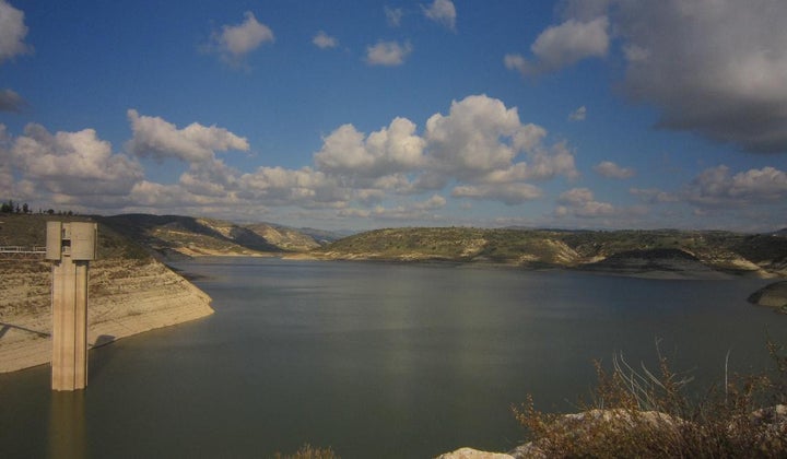 Το μισογεμάτο φράγμα του Ασπρόκρεμνου με τις άδειες όχθες το 2017. Επαρχία Πάφου