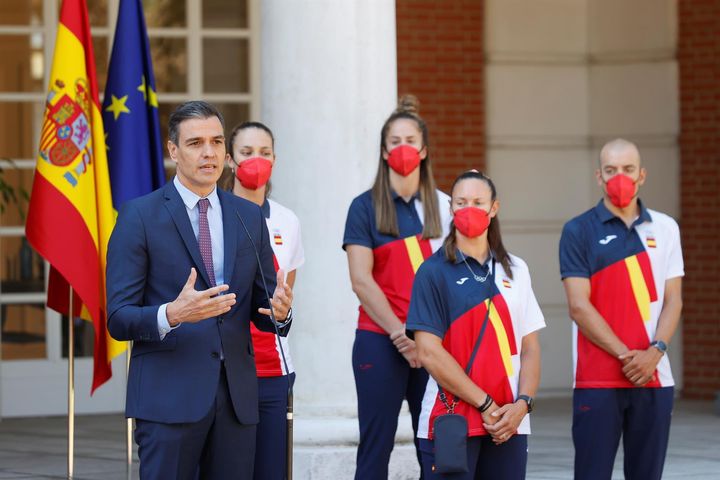 El presidente del Gobierno, Pedro Sánchez, este viernes, en Moncloa, junto a una delegación de deportistas españoles.