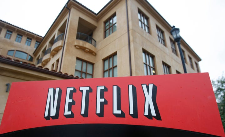 Tο λογότυπο του Netflix στα κεντρικά γραφεία της εταιρείας στο Los Gatos της Καλιφόρνια. Η Netflix προσέλαβε την Πέμπτη 15 Ιουλίου τον βετεράνο διευθυντή βιντεοπαιχνιδιών Mike Verdu (AP Photo / Marcio Jose Sanchez, αρχείο)