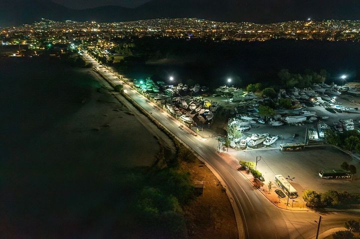Νυχτερινός φωτισμός στον νέο πεζόδρομο στο Γκολφ της Γλυφάδας