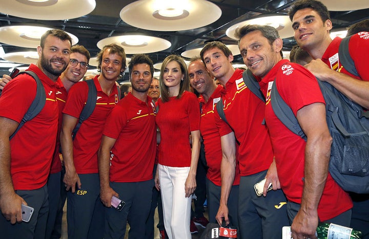 La reina Letizia con algunos de los deportistas del equipo olímpico de RÍO 2016.