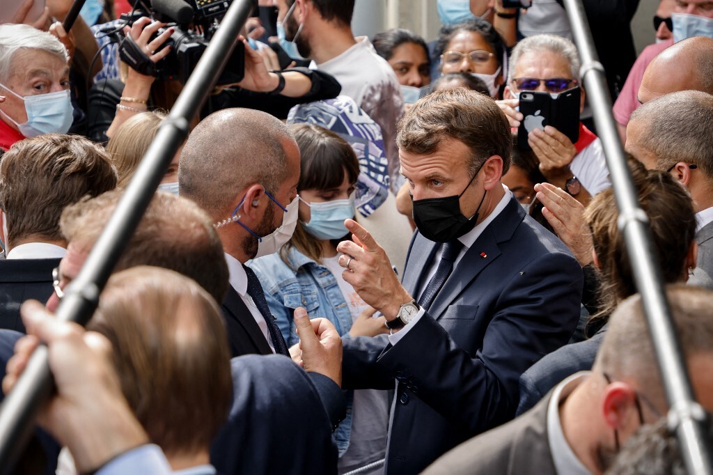 Bref incident lors du bain de foule de Macron à Lourdes