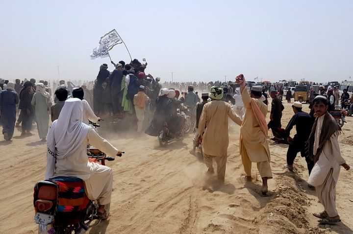 14 Ιουλίου 2021. Υποστηρικτές των Ταλιμπάν γιορτάζουν με την χαρακτηριστική σημαία των Αφγανών μαχητών στα σύνορα με το Πακιστάν, στην πόλη Τσαμάν. (AP Photo/Tariq Achkzai)