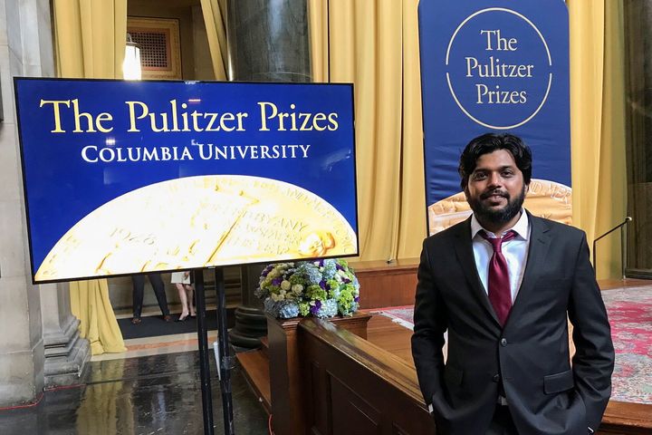 Le danois Siddiqui, un photographe de Reuters basé en Inde, pose pour une photo à la bibliothèque Low Memorial de l'Université Columbia pendant