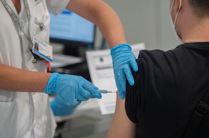 Un joven recibe una vacuna en Madrid, el pasado 13 de julio, en el Hospital Enfermera Isabel Zendal.